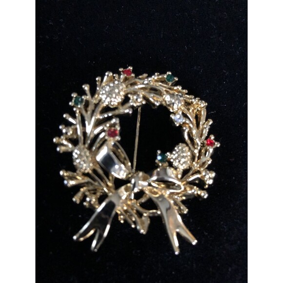Vintage Rare Goldtone Pinecones Green & Red Rhinestone Christmas Wreath Brooch - Picture 4 of 6